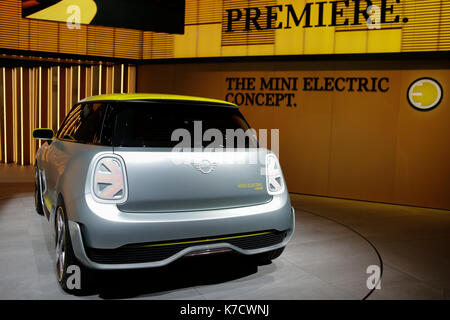 Le constructeur automobile britannique mini présente la mini concept-car électrique en première mondiale au 67. aai. le 67. internationale automobil-ausstellung (AAI) a ouvert ses portes à Francfort pour les visiteurs professionnels. c'est avec plus de 1 000 exposants l'un des plus grands salons automobiles au monde. Le salon est ouvert au grand public le 16 septembre. (Photo de Michael debets/pacific press) Banque D'Images