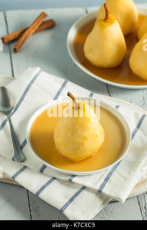 Maison doux confit de poires dans une sauce de vin Banque D'Images