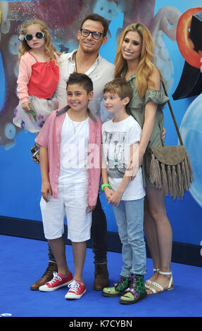 La Photo Doit Être Créditée ©Alpha Press 080001 10/07/2016 Joe Swash And Son Harry Stacey Solomon With Son Zachary Zac Finding Dory Premiere À Odéon Leicester Square Londres Banque D'Images