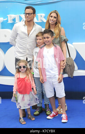 La Photo Doit Être Créditée ©Alpha Press 080001 10/07/2016 Joe Swash And Son Harry Stacey Solomon With Son Zachary Zac Finding Dory Premiere À Odéon Leicester Square Londres Banque D'Images