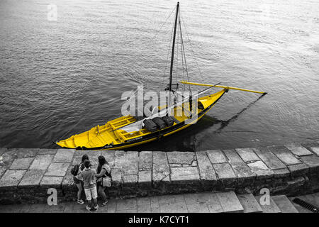 Le bateau rabelo est un navire portugais de la rivière douro permet d'apporter du vin de barils de alto douro vignobles à l'embarcadère de gaia. Banque D'Images