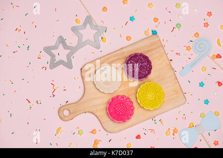 Soft pastel de gâteau de lune on white plate Banque D'Images