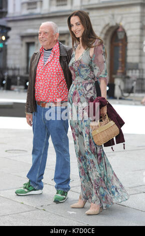 La photo Doit Être Créditée ©Alpha Press 080001 07/06/2016 David Bailey et Catherine Dyer au Royal Academy of Arts Summer Exhibition 2016 VIP Preview à la Royal Academy de Londres Banque D'Images