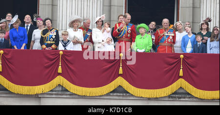 Photo À Créditer ©Alpha Press 079965 11/06/2016 Automne Phillips Mike Tindall Zara Phillips Princesse Anne Camilla Duchesse De Cornwall Prince Charles Kate Duchesse De Cambridge Katherine Catherine Middleton Princesse Charlotte Prince George Prince Harry Prince William Duke De Cambridge Reine Elizabeth Ii Prince Philip Duke Of Edinburgh Prince Edward Comte De Wessex Sophie Comtesse De Wessex Lady Louise Windsor Et Viscount Severn James Alexander Philip Theo Mountbatten Windsor Prince Andrew Princess Eugénie Estella Et Eloise Taylor À Londres Pour Avoir Troopé La Couleur 2016 Pendant Le 9 De La Reine Banque D'Images