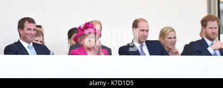 La Photo Doit Être Créditée ©Alpha Press 079965 12/06/2016 Peter Phillips Queen Elizabeth Ii Prince William Duke Of Cambridge Prince Harry Zara Phillips Les Patrons Déjeuner 2016 Pendant Les Célébrations Du 90ème Anniversaire Du Queens Le Mall London Banque D'Images