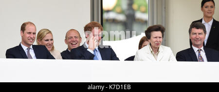 La Photo Doit Être Créditée ©Alpha Press 079965 12/06/2016 Prince William Duke Of Cambridge Prince Harry Zara Phillips Mike Tindall Princess Anne Tim Laurence Les Patrons Déjeuner 2016 Pendant Les Célébrations Du 90ème Anniversaire Du Queens The Mall London Banque D'Images