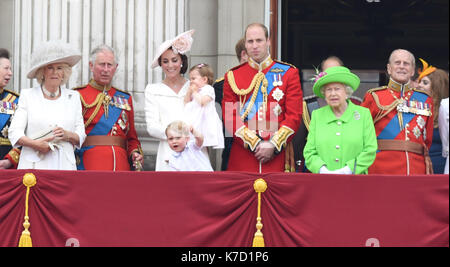 La Photo Doit Être Créditée ©Alpha Press 079965 11/06/2016 Camilla Duchesse De Cornwall Prince Charles Kate Duchesse De Cambridge Katherine Catherine Middleton Princess Charlotte Et Prince George Avec Le Prince William Duke De Cambridge Et La Reine Elizabeth Ii Prince Philip Duke D'Édimbourg À Londres Pour Trooping The Color 2016 Pendant Le Célébration du 90ème anniversaire de la reine. Banque D'Images