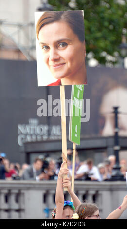 La photo Doit Être Créditée ©Alpha Press 066465 22/06/2016 événement commémoratif pour le député travailliste assassiné JO Cox à Trafalger Square à Londres. Sur ce qui aurait été son 42ème anniversaire, le député travailliste JO Cox est rappelé dans le monde entier dans une série de #moreincommon événements aujourd'hui. Le député travailliste de Batley et De Spen a été tué par balle et poignardé dans la rue le 16 juin. Un fonds créé à son nom a augmenté de plus de 1,23 M GBP à ce jour. Banque D'Images