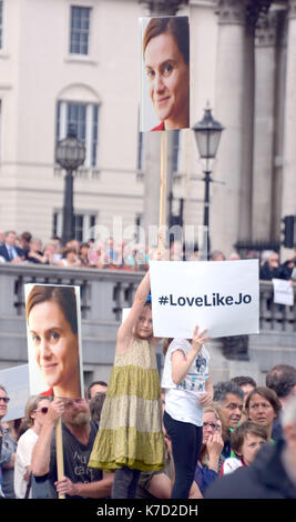 La photo Doit Être Créditée ©Alpha Press 066465 22/06/2016 événement commémoratif pour le député travailliste assassiné JO Cox à Trafalger Square à Londres. Sur ce qui aurait été son 42ème anniversaire, le député travailliste JO Cox est rappelé dans le monde entier dans une série de #moreincommon événements aujourd'hui. Le député travailliste de Batley et De Spen a été tué par balle et poignardé dans la rue le 16 juin. Un fonds créé à son nom a augmenté de plus de 1,23 M GBP à ce jour. Banque D'Images