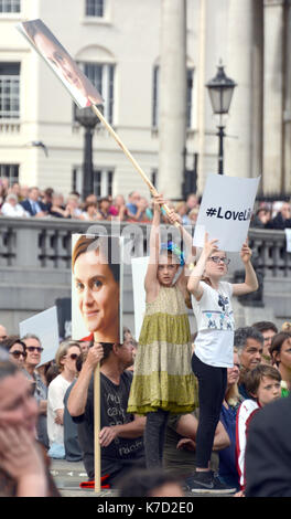 La photo Doit Être Créditée ©Alpha Press 066465 22/06/2016 événement commémoratif pour le député travailliste assassiné JO Cox à Trafalger Square à Londres. Sur ce qui aurait été son 42ème anniversaire, le député travailliste JO Cox est rappelé dans le monde entier dans une série de #moreincommon événements aujourd'hui. Le député travailliste de Batley et De Spen a été tué par balle et poignardé dans la rue le 16 juin. Un fonds créé à son nom a augmenté de plus de 1,23 M GBP à ce jour. Banque D'Images