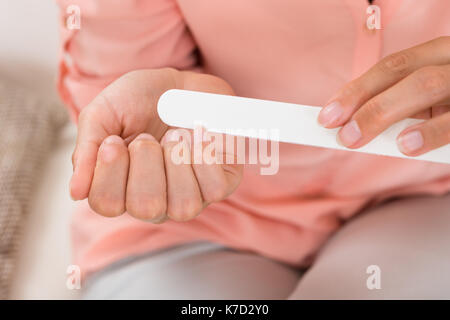 Photo en gros plan de mains femme clous de dépôt Banque D'Images
