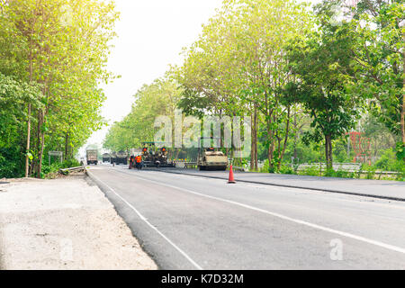 La construction de routes d'asphalte avec la machine et machine à chariot freeway en Thaïlande. Banque D'Images