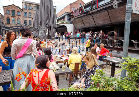 Soho Bar en bold Street area de Liverpool sur un samedi après-midi Banque D'Images