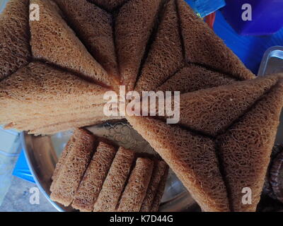 Fleury-les-city, philippines. 14Th sep 2017. panyam, un gâteau de riz qui a la forme d'une pleine lune ou croissant de lune et lokot-lokot qui est un autre gâteau de riz qui ressemble à un fil de section triangulaire ou de forme conique sont les desserts uniques de la tribu de yakan ville Fleury-les-qui est servi aux occasions spéciales telles que mariage et'l'aïd fitr. sherbien dacalanio : crédit/pacific press/Alamy live news Banque D'Images