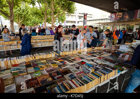 Les personnes ayant choisi les livres au Southbank dans Waterloo Bridge le dimanche Banque D'Images