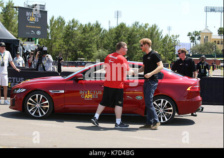 La photo Doit Être Créditée ©Alpha Press 065630 07/05/2016 Prince Harry lors du Jaguar Landrover Driving Challenge aux Invictus Games Orlando 2016 à ESPN Wide World of Sports à Orlando, en Floride. Le prince Harry, patron de la Fondation des Jeux Invictus, est à Orlando avant l'ouverture des Jeux Invictus qui s'ouvrira dimanche. Les Jeux Invictus sont le seul événement sportif international pour les militaires blessés, blessés et malades, hommes et femmes. Lancé en 2014 par le prince Harry les Jeux Invictus utilisent le pouvoir du sport pour inspirer la reprise et soutenir la réhabilitation Banque D'Images