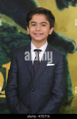 Neel Sethi au livre de la jungle de première au El Capitan Theatre de ...