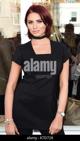 La Photo Doit Être Créditée ©Alpha Press 079976 12/04/2016 Amy Childs À Son Salon De Beauté Relance Partie Tenue À Amy Childs Beauty Clinic, Brentwood High Street, Brentwood, Essex Banque D'Images