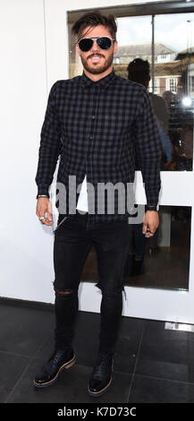 La Photo Doit Être Créditée ©Alpha Press 079976 12/04/2016 Sam Reece À Son Salon De Beauté Relance Partie Tenue À Amy Childs Beauty Clinic, Brentwood High Street, Brentwood, Essex Banque D'Images