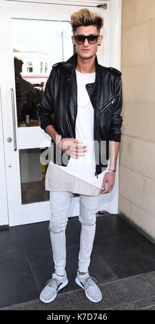 La photo Doit Être Créditée ©Alpha Press 079976 12/04/2016 Taytay Starhz à son salon de beauté relance partie tenue à Amy Childs Beauty Clinic, Brentwood High Street, Brentwood, Essex Banque D'Images