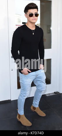 La Photo Doit Être Créditée ©Alpha Press 079976 12/04/2016 Chris Baxter À Son Salon De Beauté Relance Partie Tenue À Amy Childs Beauty Clinic, Brentwood High Street, Brentwood, Essex Banque D'Images