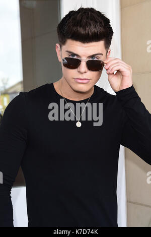 La Photo Doit Être Créditée ©Alpha Press 079976 12/04/2016 Chris Baxter À Son Salon De Beauté Relance Partie Tenue À Amy Childs Beauty Clinic, Brentwood High Street, Brentwood, Essex Banque D'Images