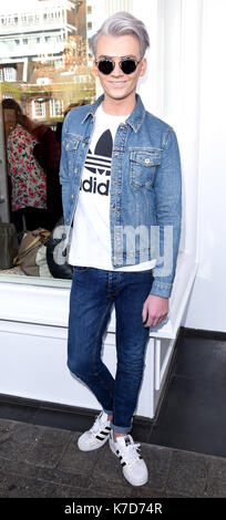 La Photo Doit Être Créditée ©Alpha Press 079976 12/04/2016 Harry Derbidge À Son Salon De Beauté Relance Partie Tenue À Amy Childs Beauty Clinic, Brentwood High Street, Brentwood, Essex Banque D'Images