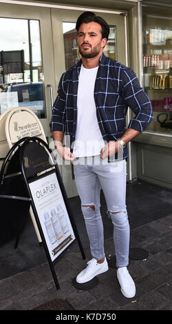 La Photo Doit Être Créditée ©Alpha Press 079976 12/04/2016 Michael Hassini À Son Salon De Beauté Relance Partie Tenue À Amy Childs Beauty Clinic, Brentwood High Street, Brentwood, Essex Banque D'Images