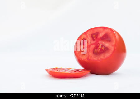 Tomates sur fond blanc Banque D'Images