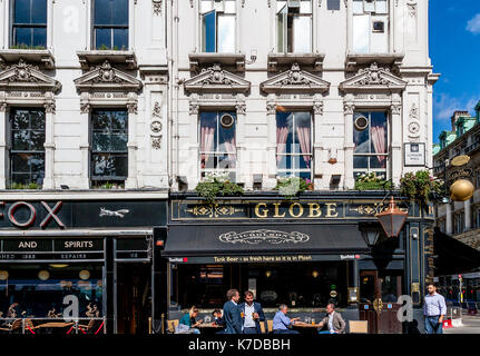 Les clients à l'heure du déjeuner à l'extérieur du monde potable public house, Moorgate, la ville de Londres, London, UK Banque D'Images