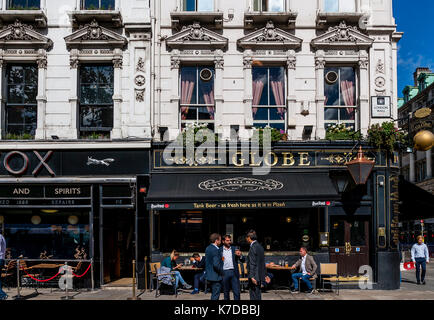 Les clients à l'heure du déjeuner à l'extérieur du monde potable public house, Moorgate, la ville de Londres, London, UK Banque D'Images