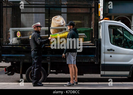 Un agent de police de la ville de Londres la surveillance du trafic dans la ville de Londres, London, UK Banque D'Images