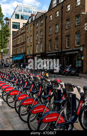 Cycles de Santander en location dans une station d'accueil, London, UK Banque D'Images