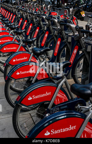 Cycles de Santander en location dans une station d'accueil, London, UK Banque D'Images