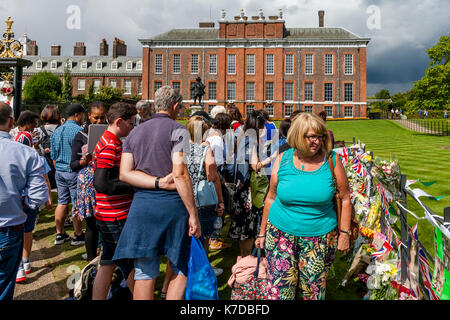 Les partisans de la défunte princesse Diana recueillir l'extérieur de Kensington palace à jeter des fleurs sur le 20e anniversaire de sa mort, le palais de Kensington, Londres, Banque D'Images