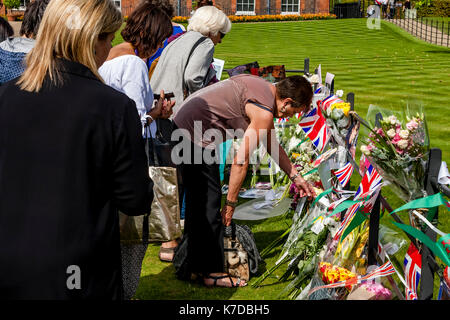 Les partisans de la défunte princesse Diana recueillir l'extérieur de Kensington palace à jeter des fleurs sur le 20e anniversaire de sa mort, le palais de Kensington, Londres, Banque D'Images