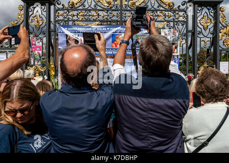 Fans de la défunte princesse Diana recueillir l'extérieur des portes de Kensington palace à l'occasion du 20ème anniversaire de sa mort, Kensington Palace, London, UK Banque D'Images