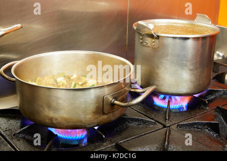 Restaurant avec cuisine pro poêles en acier inoxydable fire Banque D'Images