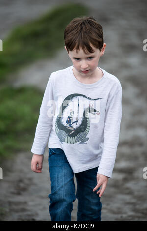 Boy walking jusqu'aux falaises de Moher attraction touristique en Irlande Banque D'Images