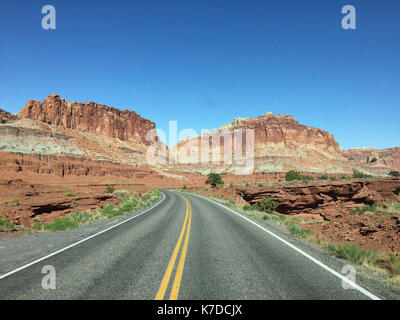 Route de campagne vers rock formations contre ciel clair au Capitol Reef National Park Banque D'Images