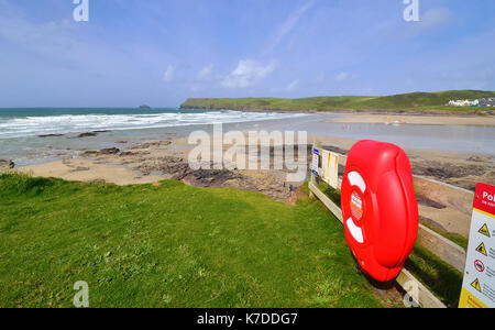 Plage de surf de Polzeath à marée basse. Polzeath est une petite station balnéaire de Cornwall, en Angleterre, au Royaume-Uni Banque D'Images