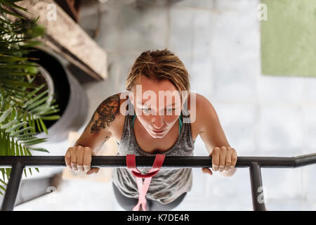 High angle view of woman doing tirer-se lève à gym Banque D'Images