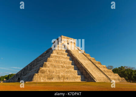 Les derniers rayons du soleil qui brille sur la pyramide Kukulkan dans la ville maya de Chichen Itza dans la péninsule du Yucatan entre Mérida et Cancun, Mexique. Banque D'Images