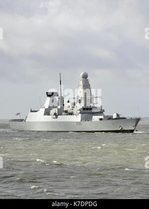 AJAXNETPHOTO. 6e mai, 2015. PORTSMOUTH, Angleterre. - TYPE 45 destroyer HMS DRAGON ARRIVANT AU PORT APRÈS LONGUE MISSION. photo:JONATHAN EASTLAND/AJAX REF:37931 SRD150605 Banque D'Images