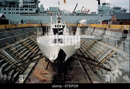 AJAXNETPHOTO. 30 SEPTEMBRE, 2010. PORTSMOUTH, Angleterre. HMS - M.33 EN SERVICE MONUMENT ANCIEN NO1 EN CALE SÈCHE DU CHANTIER NAVAL HISTORIQUE. PHOTO:JONATHAN EASTLAND/AJAX REF:APSX3009 04 4 Banque D'Images