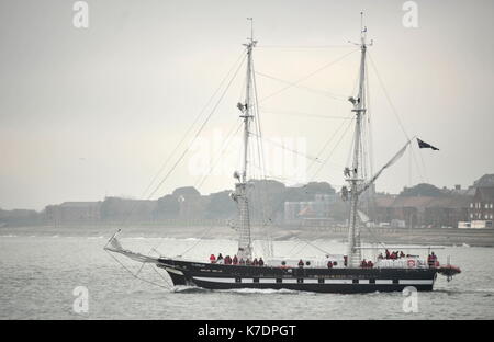 AJAXNETPHOTO. 03 novembre, 2015. PORTSMOUTH, Angleterre. - Départ du navire de formation - FORMATION DES CADETS DE LA TS NAVIRE CHEFS ROYALISTES DANS UNE MER D'AUTOMNE BROUILLARD. PHOTO:TONY HOLLAND/AJAX REF:39807 SRD150311 Banque D'Images