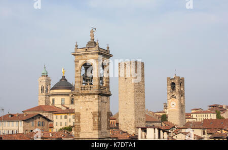 Bergame - vieille ville (ville haute), l'Italie. paysage sur le centre-ville, le vieux tours et les tours de l'horloge de l'ancienne forteresse Banque D'Images