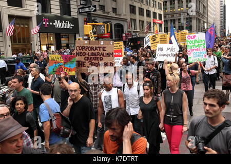 Mars 3 000 partisans dans une protestation de la personne Liberté Plaza au quartier général de la NYPD dans le cadre du "mouvement Occupy Wall Street à New York Banque D'Images