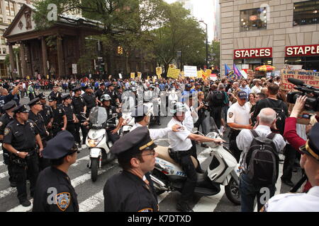 Officiers de NYPD partisans directs dans une marche de protestation à partir de 3 000 personne Liberty Plaza au quartier général de la NYPD dans le cadre de la "Occupy Wall Street" Banque D'Images