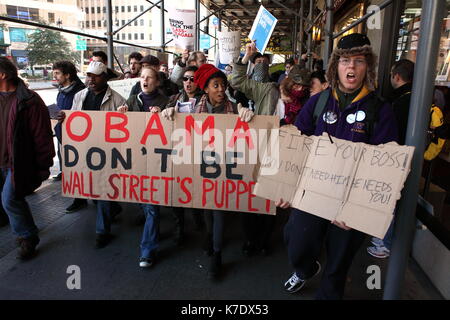 À partir de mars des manifestants le campement Occupy Wall Street à Zuccotti Park à la nouvelle Cour suprême du comté de York à Foley Square le 5 novembre 2011. Banque D'Images